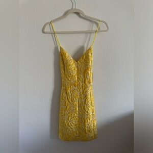 Alice & Olivia yellow mini dress with gold appliqué 💛